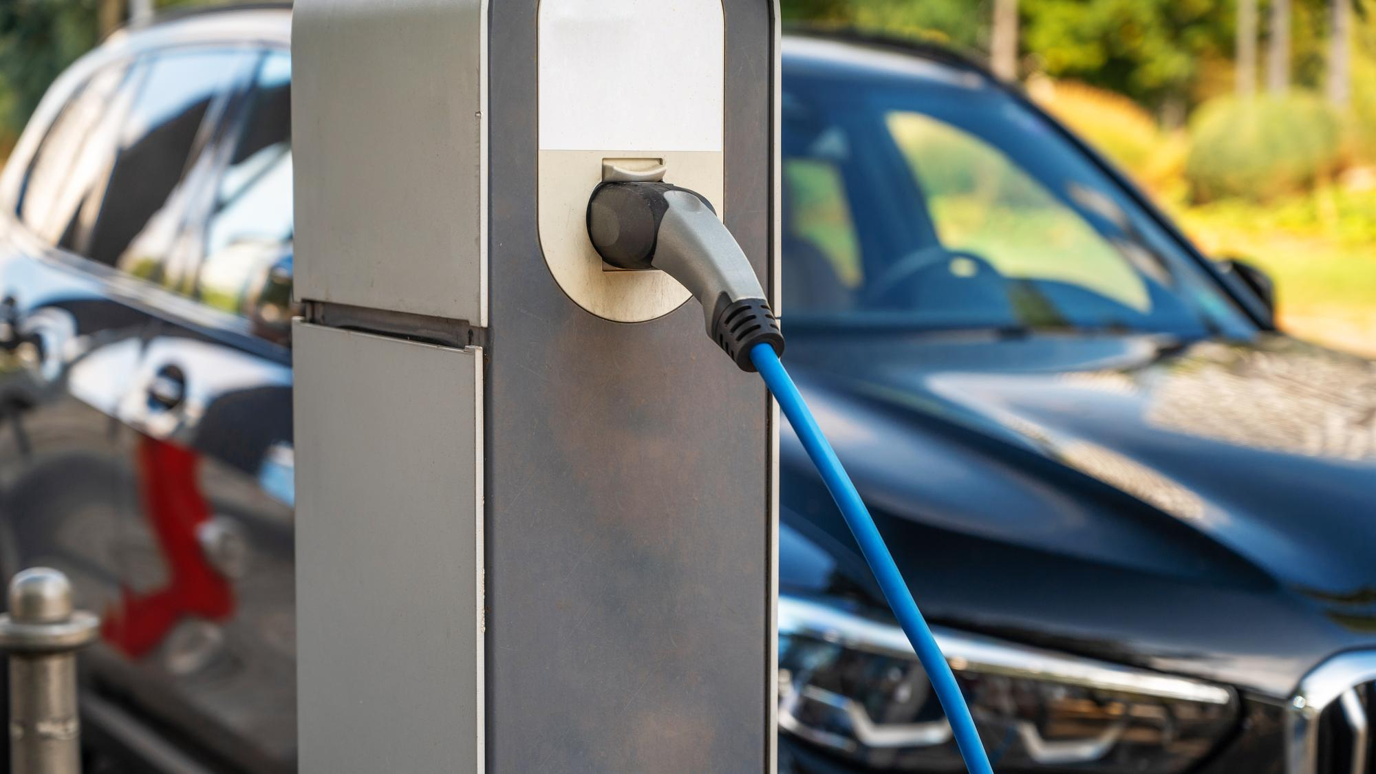 Installation de bornes de recharge pour véhicules électriques - Pose d’une borne murale ou sur pied Installation de bornes de recharge pour véhicules électriques - Pose d’une borne murale ou sur pied