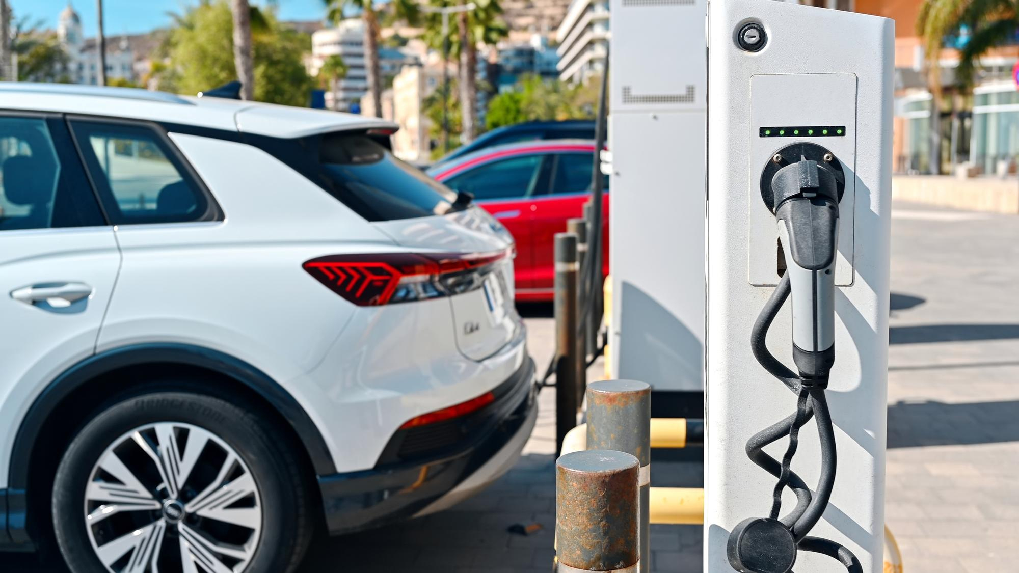 Installation de bornes de recharge pour véhicules électriques - Étude de la puissance nécessaire Installation de bornes de recharge pour véhicules électriques - Étude de la puissance nécessaire
